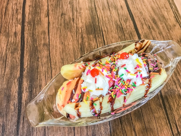 Crème glacée banane split sundae dans un bol avec glace à la fraise et à la vanille et à la vanille