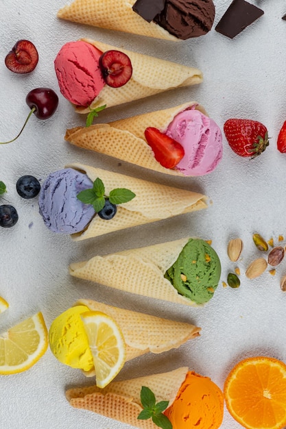 Crème glacée colorée dans des cônes de gaufre