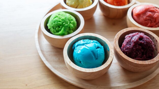 Photo une crème glacée colorée sur une table en bois.