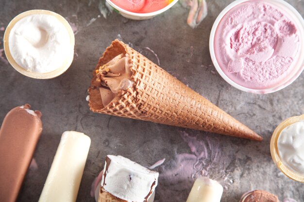 Crème glacée. Cône de gaufre, fraise, vanille, chocolat