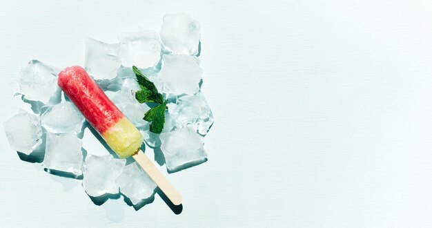 La crème glacée et les cubes de glace pour cocktails vue de haut