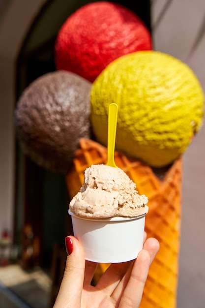 Crème glacée dans un gobelet en papier. Bonbons et balades du week-end.