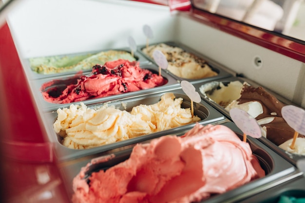 Crème glacée dans un réfrigérateur vitrine à la pâtisserie