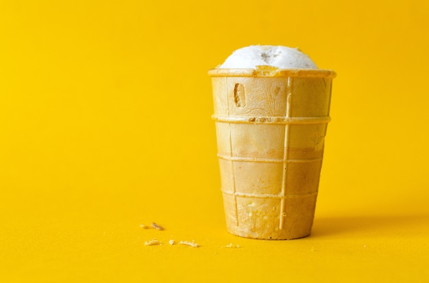 Photo crème glacée dans une tasse de gaufre sur un jaune.