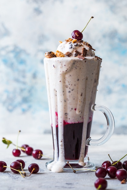 Crème glacée douce et froide avec du chocolat. Freakshake