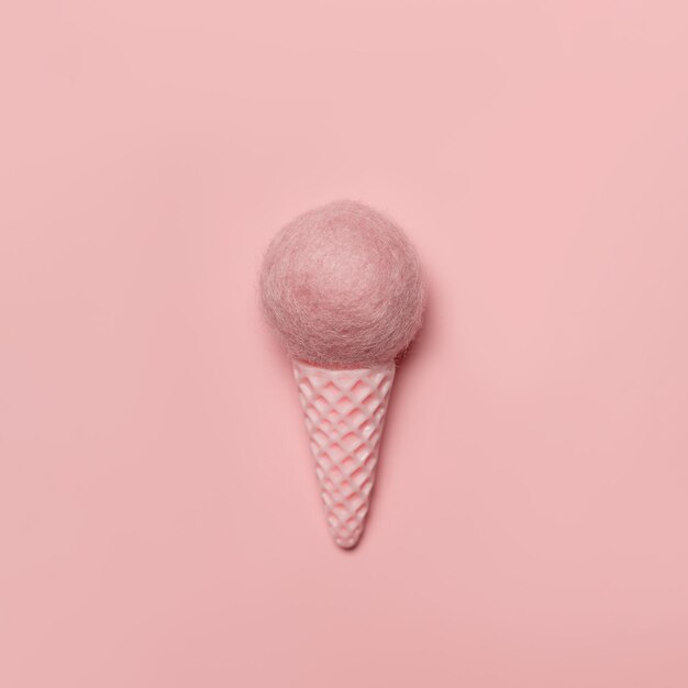 Crème glacée sur fond coloré pastel. Concept d'été minimal. Mise à plat.