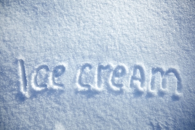 Crème glacée d'inscription sur fond de neige