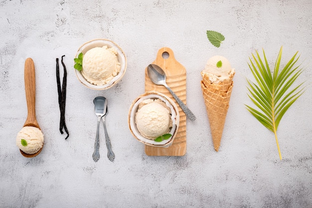 Crème glacée à la noix de coco avec des cuillères sur une table en béton