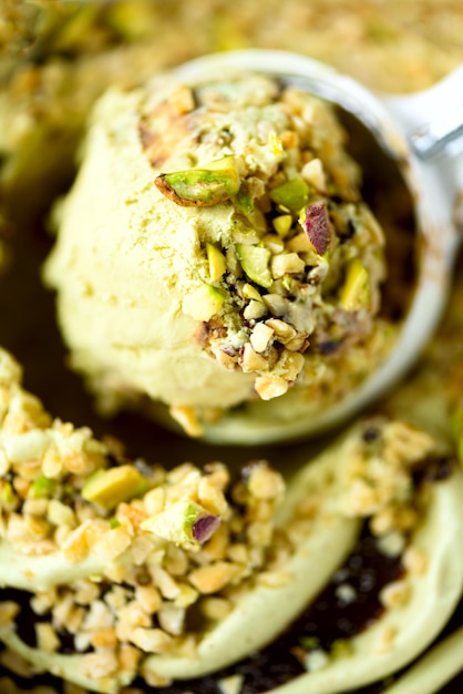 Crème glacée à la pistache. Dessert au yaourt sucré ou texture glacée au thé vert.