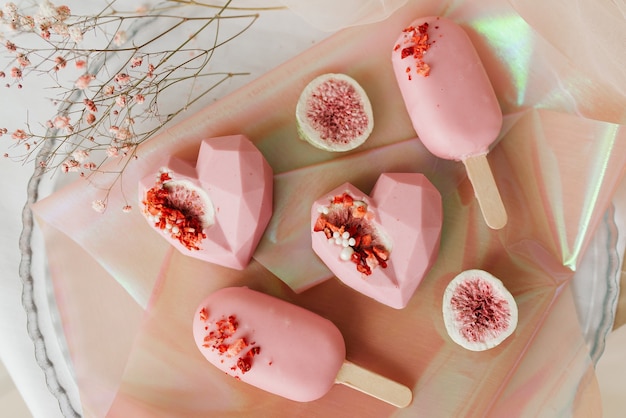 Crème glacée rose sucrée en forme de coeur sur la table