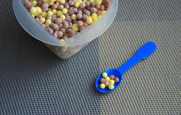 Crème glacée sous forme de petites boules de couleur jaune et marron