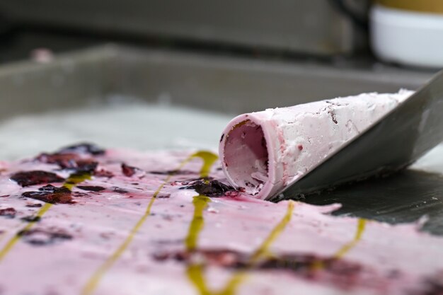 Photo la crème glacée thai roll est faite à la main au congélateur