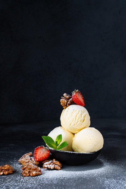 crème glacée trois boules aux fraises et aux noix