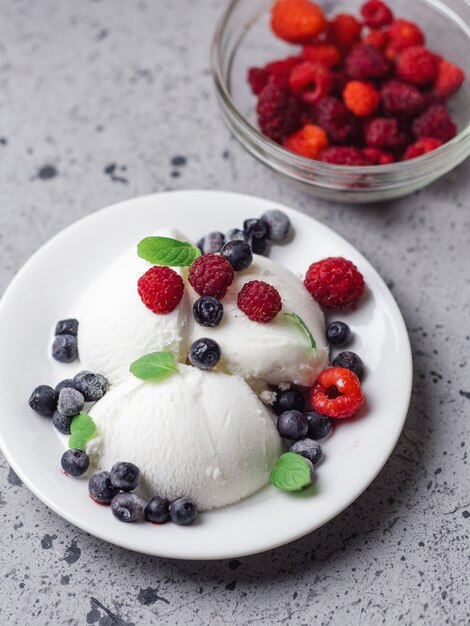 Crème glacée à la vanille avec baies d'été fraîches