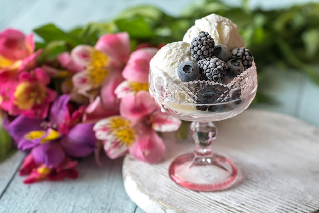 Crème glacée à la vanille avec des fruits frais