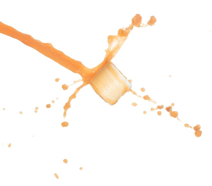 Photo crème hydratante de jus d'orange versée dans un récipient de bouteille cosmétique peinture orange