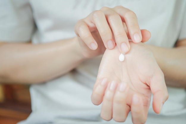 Crème hydratante pour les mains pour les femmes Concept de soins de santé de la main