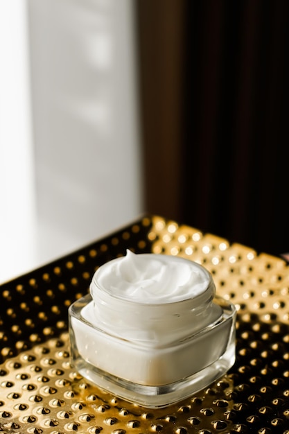 Crème hydratante pour le visage dans un pot cosmétique de luxe et produit anti-âge bio pour la santé et la beauté
