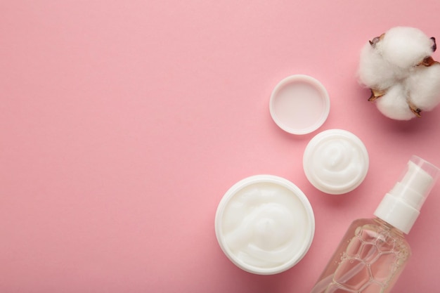 Crème hydratante pour le visage dans un pot sur fond rose Cosmétiques de luxe pour la peau et produit anti-âge pour une peau saine et une routine de beauté