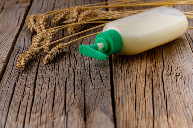 Crème à main naturelle sur table en bois