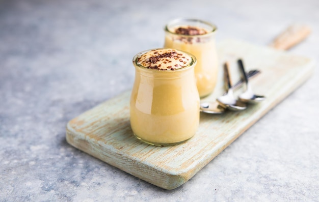 Crème pâtissière dans des verres au chocolat