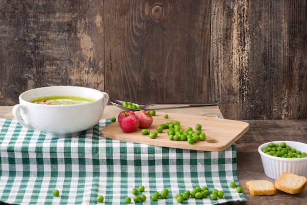 Crème de pois aux radis sur une table en bois rustique