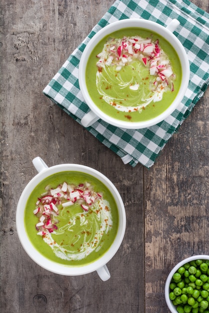 Crème de pois aux radis sur la vue de dessus de table en bois rustique