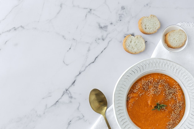 Crème de potiron maison et saine avec du pain d'en haut sur une table en marbre. Mise à plat