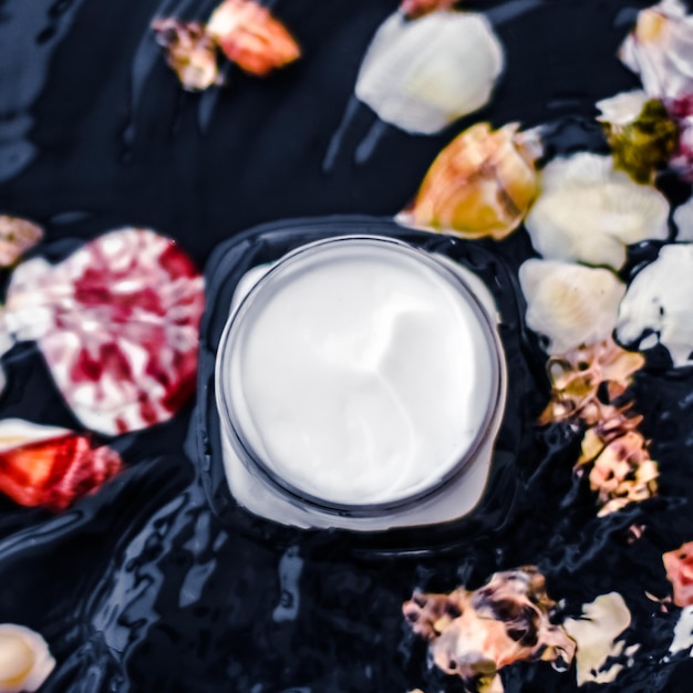 Crème pour le visage hydratante pour les soins de la peau sensible sur fond d'eau et de coquillages cosmétiques anti-âge de luxe