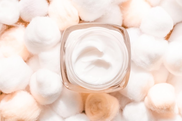 Crème pour le visage de luxe pour peaux sensibles et boules de coton orange sur fond cosmétique spa et produit naturel de marque de beauté de soins de la peau