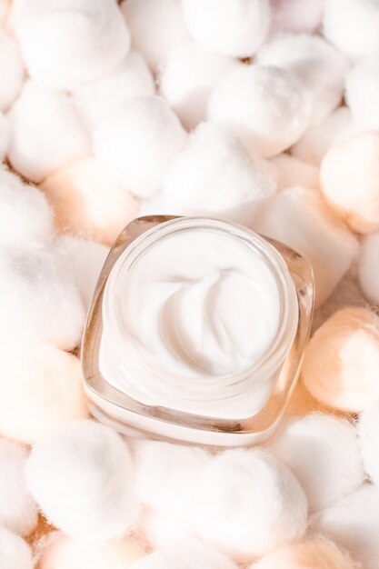 Crème pour le visage de luxe pour peaux sensibles et boules de coton orange sur fond cosmétique spa et produit naturel de marque de beauté de soins de la peau