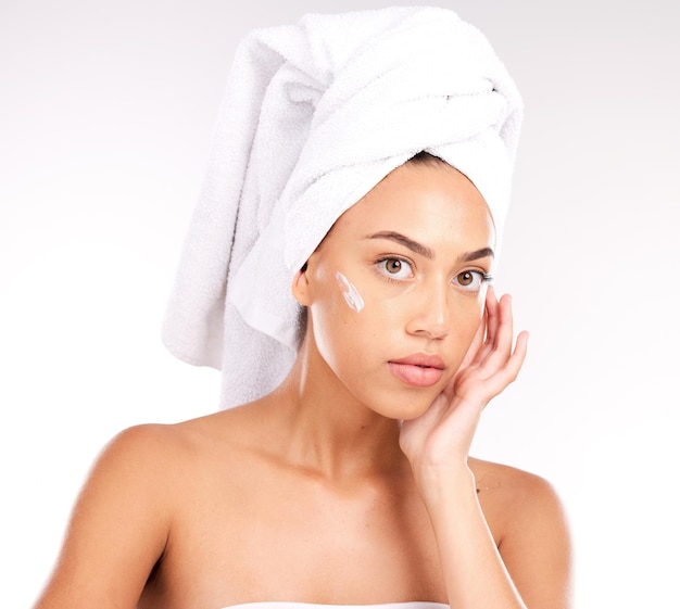 Crème pour le visage de soin de la peau et portrait de femme avec une lotion pour le traitement de beauté routine de la salle de bain du matin ou lueur d'hydratation du visage Salon de spa de pommade de dermatologie et modèle avec produit cosmétique de luxe