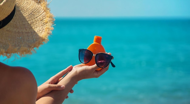 Crème solaire dans les mains d'une femme. Mise au point sélective. La nature.