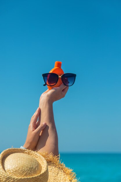 Crème solaire dans les mains d'une femme. Mise au point sélective. La nature.