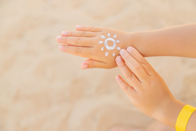 Crème solaire sur la peau d'un enfant