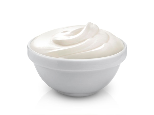 Crème sure isolée sur fond blanc