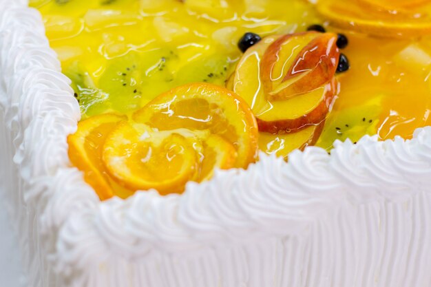 Crème et tranches de fruits. Pomme et kiwi en gelée. Gâteau fraîchement cuit. Teneur élevée en calories.