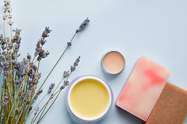 Crèmes cosmétiques, baume à lèvres, fond bleu