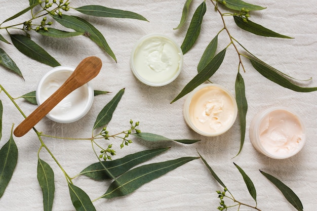 Crèmes et feuilles de soins spa et de beauté