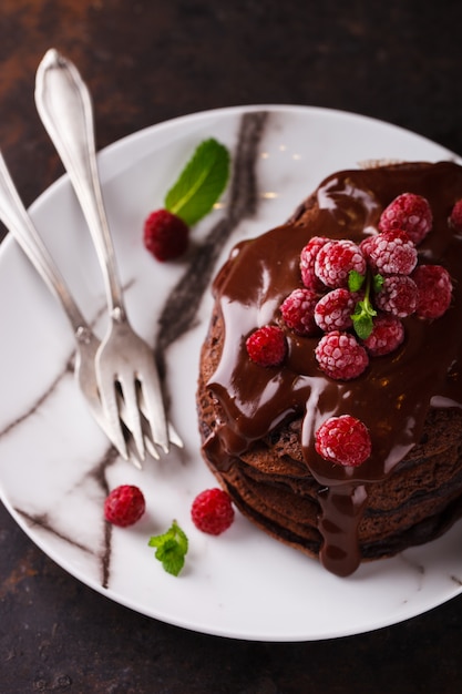 Crêpe au chocolat avec glaçage au chocolat