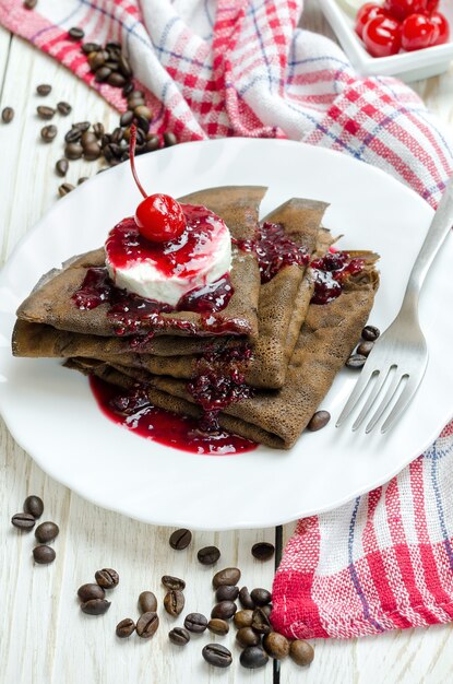 Crêpe au chocolat avec glace et confiture de framboises