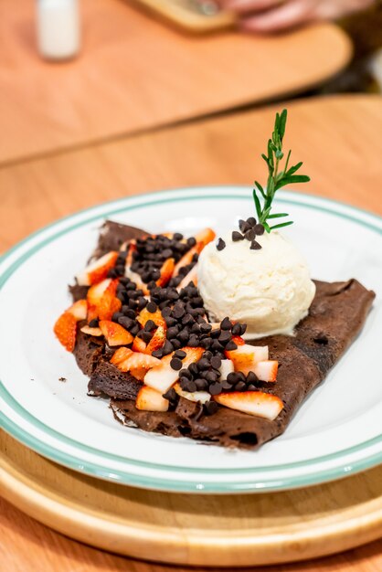 Crêpe au chocolat avec glace à la fraise et à la vanille