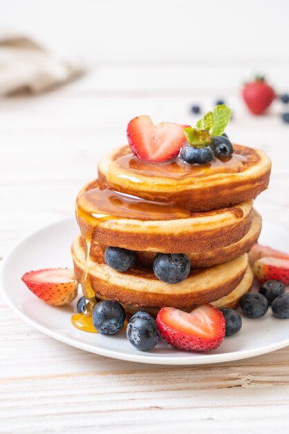 crêpe aux bleuets frais, fraises fraîches et miel