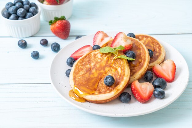 crêpe aux bleuets frais, fraises fraîches et miel