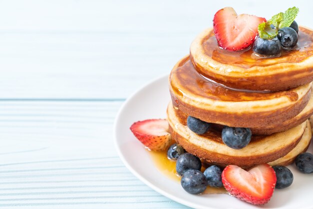 Crêpe Aux Bleuets Frais, Fraises Fraîches Et Miel