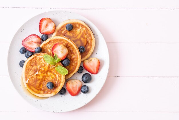 crêpe aux bleuets frais, fraises fraîches et miel