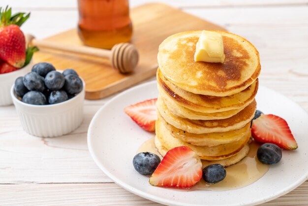 crêpe aux fraises, bleuets et miel