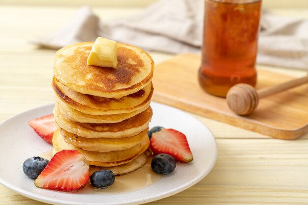 crêpe aux fraises, bleuets et miel