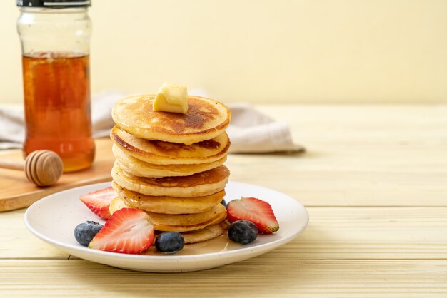 crêpe aux fraises, bleuets et miel