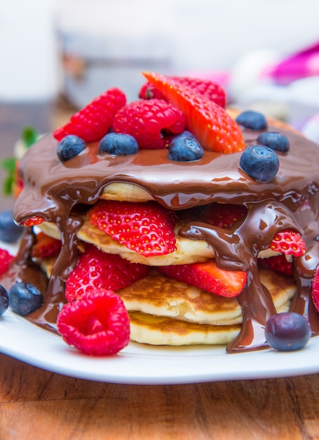 Crêpe aux fraises, myrtilles et framboises